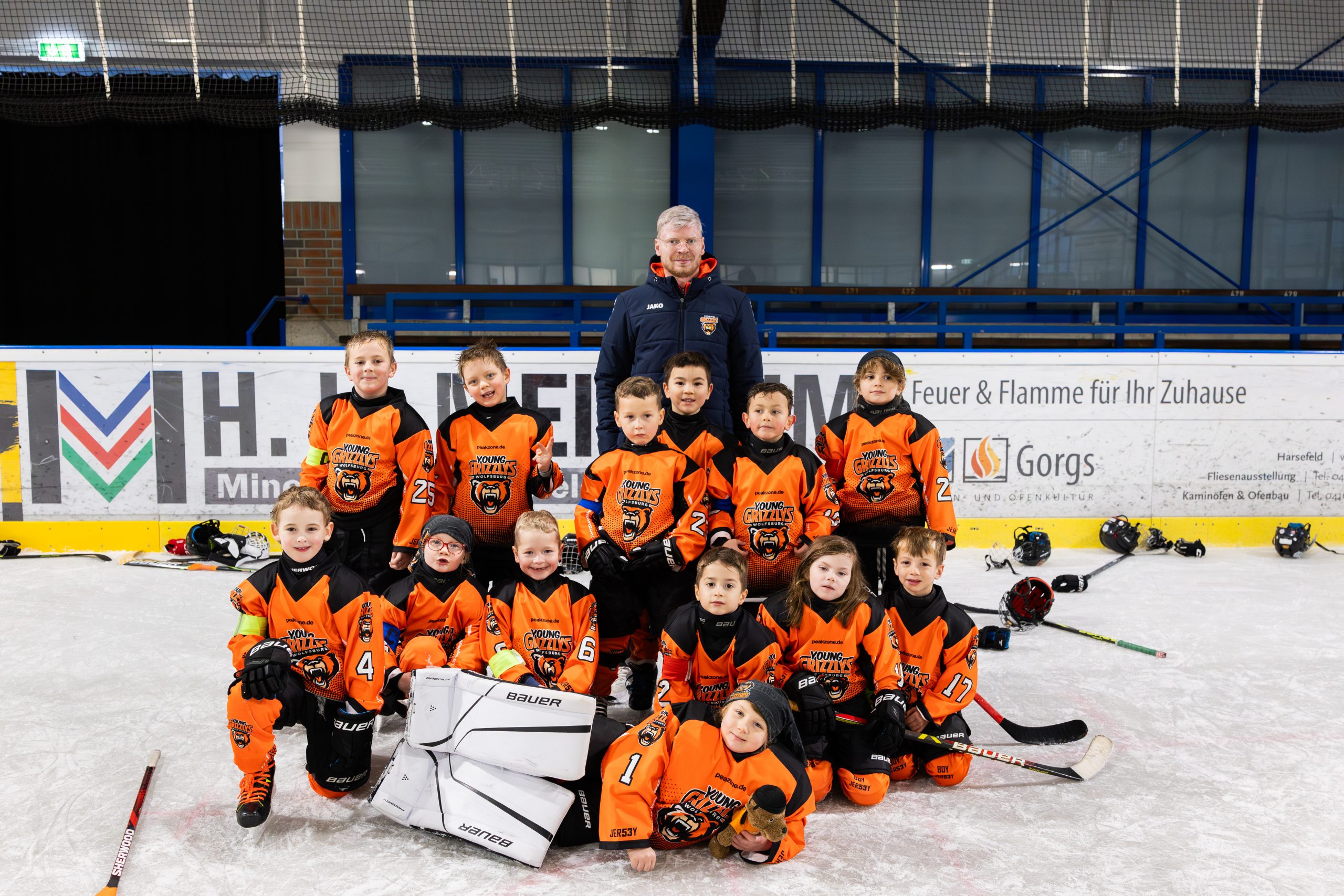 Bambini der Young Grizzlys Wolfsburg starten hellwach ins Turnier und begeis­tern mit Teamgeist