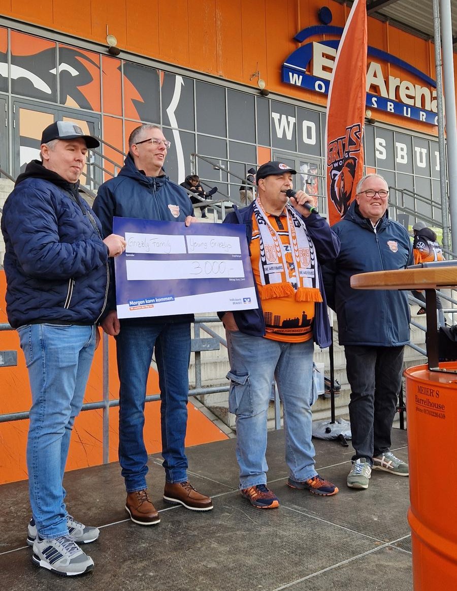Scheck­über­gabe der Grizzly Family während des Saisonabschlusses